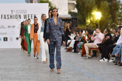 Adana Tarihi Taş Köprü'de muhteşem defile