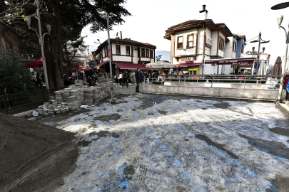 Bursa'da Abdal Camii çevresinde zemin yenileniyor