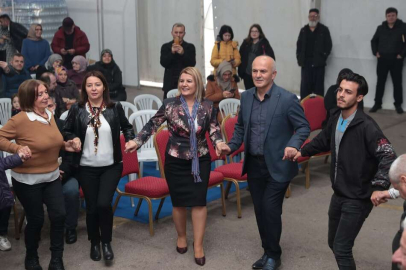 İzmit'te Hamsi Festivali’nde Başkan Hürriyet horon oynadı