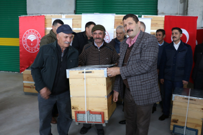 Manisa yılın son hibe fidanlarını Demirci'de dağıttı