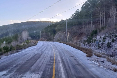 Muğla'da yollar buzlanmaya karşı tuzlanıyor