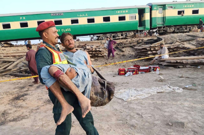 Pakistan'da bombalı saldırı! Tren raydan çıktı...