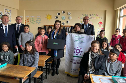 Rotary okullara 'Bilim Setleri' dağıtıyor