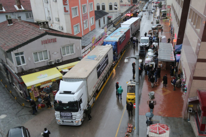 Gölcük'ten 3 tır dolusu yardım malzemesi yola çıktı