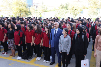 Gebze'de Başkan Büyükgöz öğrencilerle bayrak töreninde