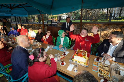 Bakan Göktaş down sendromlu gençlerle buluştu