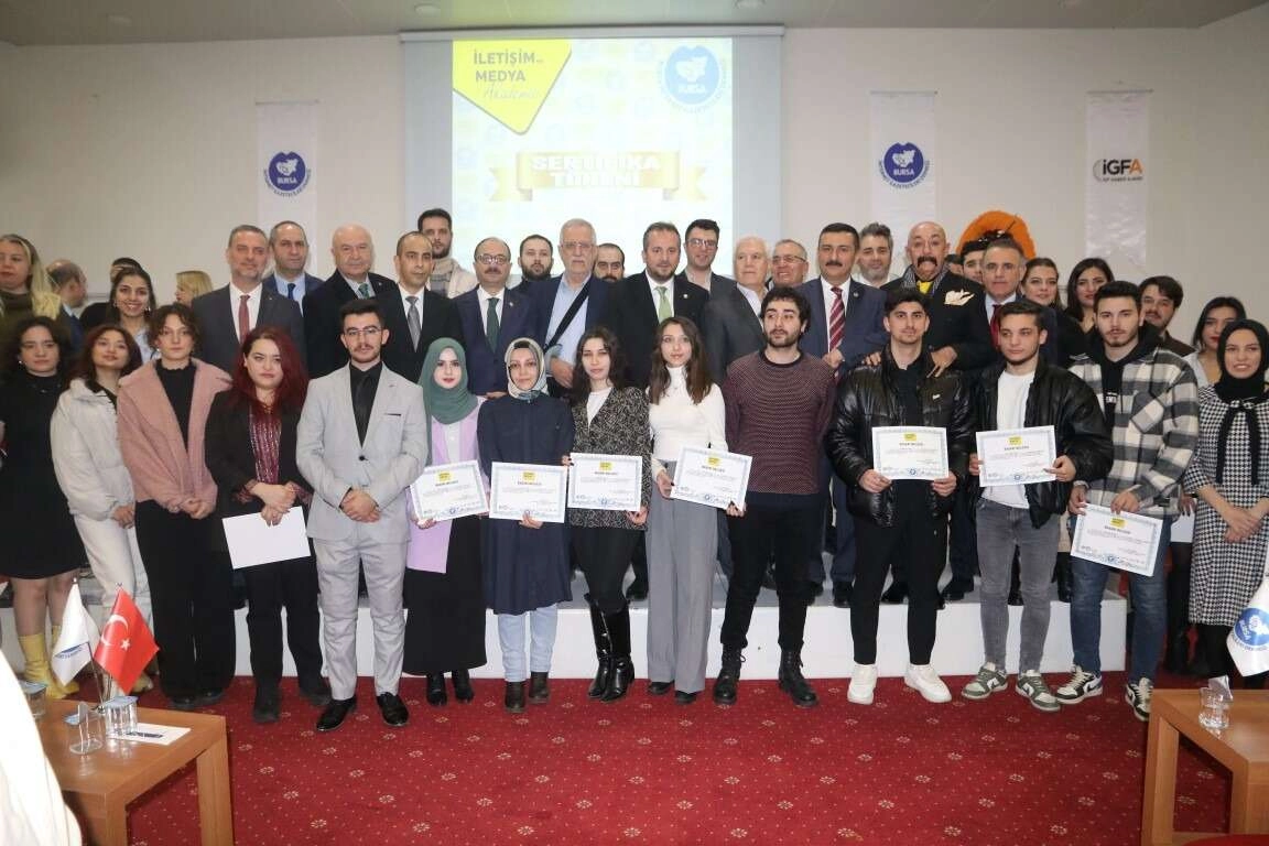 İletişim ve Medya Akademisi'nde sertifika heyecanı