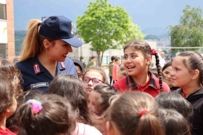 Minikler jandarma ekipleriyle eğlenceli vakit geçirdi