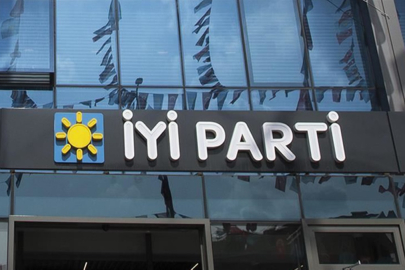 İYİ Parti 6 ilçede nöbet değişimi yaptı