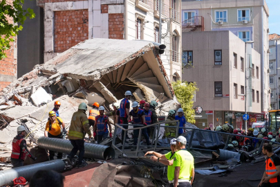 İstanbul'da üç katlı bina çöktü! Yaralılar çıkartıldı: 1 ölü