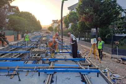 Kocaeli Alikahya Tramvayı'nda ray betonları dökülüyor