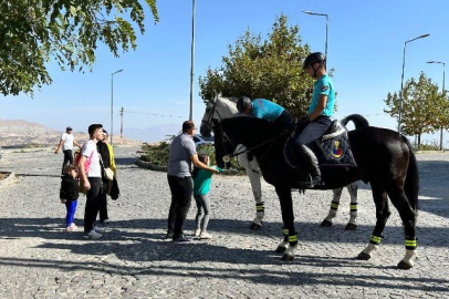 Elazığ'da Atlı Jandarma Timi'ne yoğun ilgi