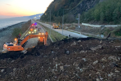 Artvin'de heyelan kabusu: Dağ koptu yola indi! O yol çift yönlü ulaşıma kapandı!