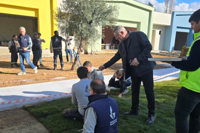 İzmir Güzelbahçe'de saha çalışanlarına baklavalı teşekkür